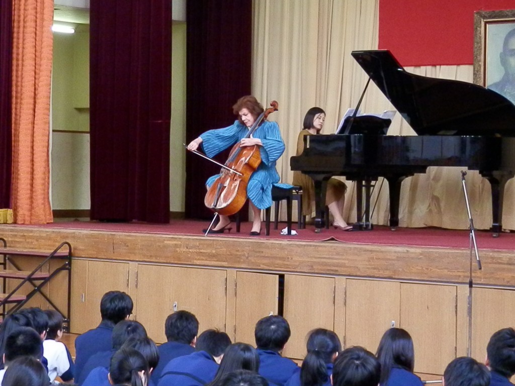 四ッ谷にある中華学校の生徒の皆さんに聴いて頂きました